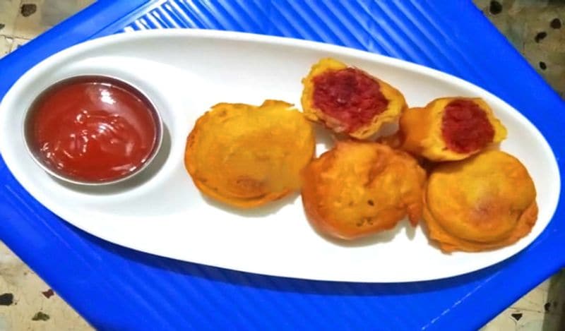 लीजिये तैयार है बची इडलियों के टेस्टी वडे। खाइये और एन्जॉय करिये।
