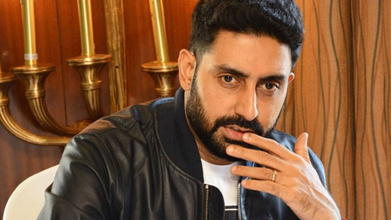 সেই সময় বেশ খানিকটা ভেঙে পড়েছিলেন অভিষেক বচ্চন। যদিও ছবি করা ছাড়েনি তাঁরা। একের পর এক ছবি করে সুপারস্টার না হলেও লাইম লাইটে নিজেকে ধরে রাখার যুদ্ধ চালিয়ে যাচ্ছেন অভিষেক।