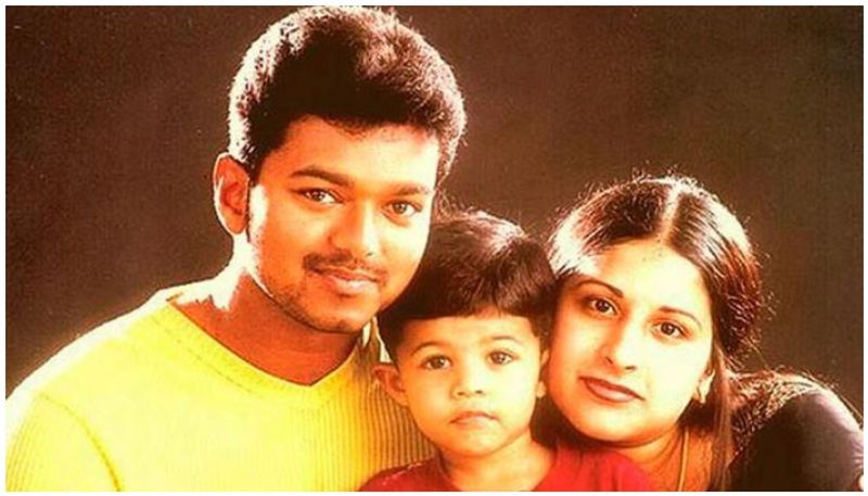 நடிகர் விஜய், டாம் குரூஸின் பீச் ஹவுஸை பார்த்து தான் தன்னுடைய நீலாங்கரையில் உள்ள வீட்டில் சில மாற்றங்களை செய்து கட்டி வருகிறார் என்கிற தகவல் வைரலாகி வருகிறது.