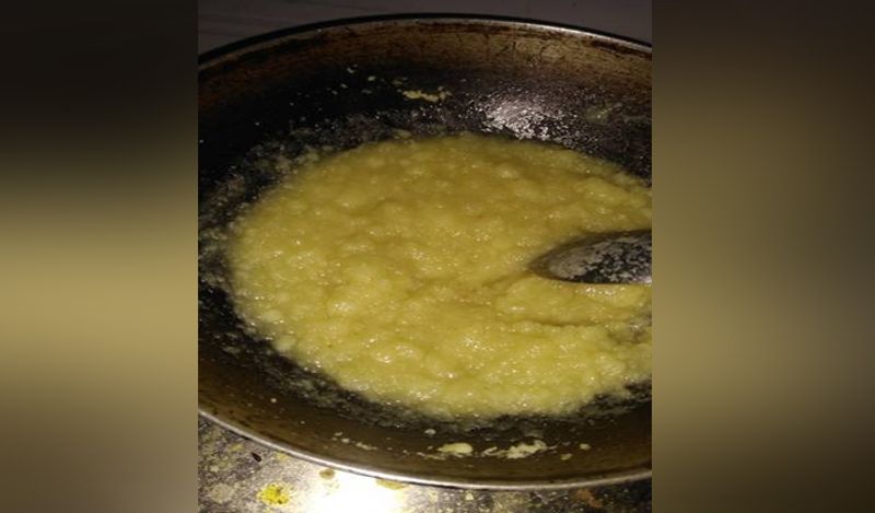 अब इसमें दूध डालकर इसे चम्मच से चलाते रहे। 