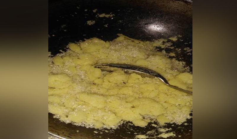 मिश्रण में चीनी डालें और अच्छे से मिला लें। इसे तब तक चलाते रहना है जब तक मिश्रण एक दम गाढ़ा ना हो जाए। 