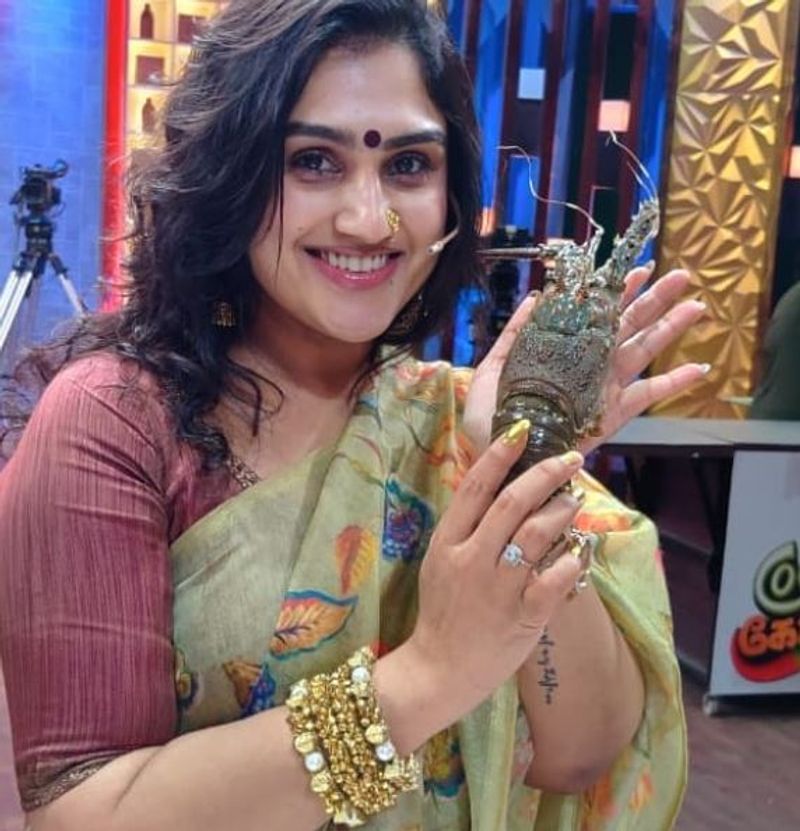 ಈ ಹಿಂದೆ ಎರಡು ಮದುವೆಯಾಗಿರುವ ವನಿತಾಳಿಗೆ ವಿಜಯ್ ಶ್ರೀಹರಿ ಮಗ ಹಾಗೂ ಜೋತಿಕಾ ಹಾಗೂ ಜೇನಿತಾ ಇಬ್ಬರು ಹೆಣ್ಣು ಮಕ್ಕಳಿದ್ದಾರೆ.