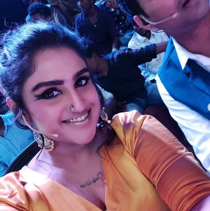 ಸಿಂಗಲ್ ಮದರ್ ಆಗಿ ಜೀವನ ನಡೆಸುತ್ತಿರುವ ವನಿತಾ ಈಗ ಫ್ಯಾಮಿಲಿ ಆಗುತ್ತಿರುವ ಸಂತೋಷನ್ನು ಟ್ಟಿಟರ್ನಲ್ಲಿ ಅಭಿಮಾನಿಗಳ ಜೊತೆ ಹಂಚಿಕೊಂಡಿದ್ದಾರೆ. ಶುಭವಾಗಲಿ. ಬದುಕು ಬಂಗಾರವಾಗಲಿ.