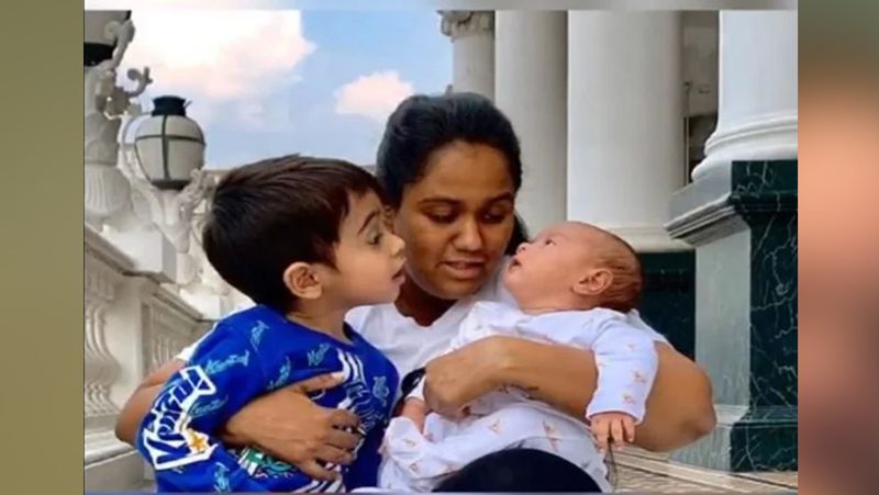 सुशांत सिंह राजपूत की आत्महत्या के बाद से सोशल मीडिया पर नेपोटिज्म का मामला गरमाया हुआ है। जिसके बाद अर्पिता के पति आयुष शर्मा ने अपना ट्विटर अकाउंट डीएक्टिवेट कर दिया। वर्कफ्रंट की बात करें तो आयुष, सलमान खान के प्रोडक्शन की फिल्म 'लवयात्री' में नजर आए थे।