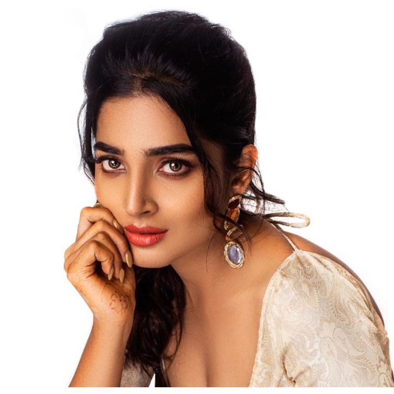 என்ன ஒரு அழகு... பிரெஷ் ஆன மாம்பழம் போல் இருக்கும் அனாஹா 