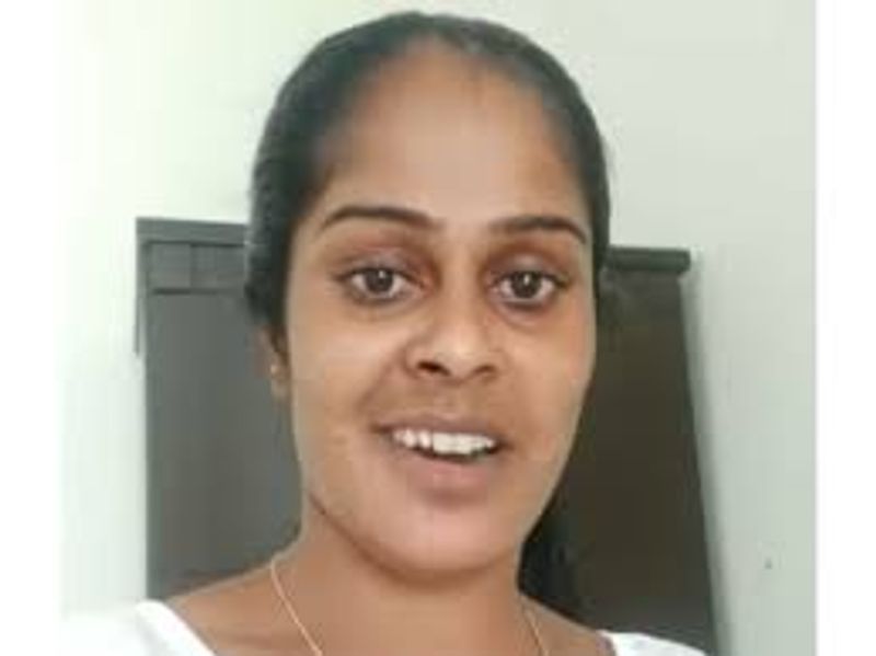 ஆரம்பத்தில் அம்சமாக புடவை கட்டி வீடியோ போட துவங்கிய இவர் தற்போது அரைகுறை ஆடையில் வந்து நிற்கிறார்.