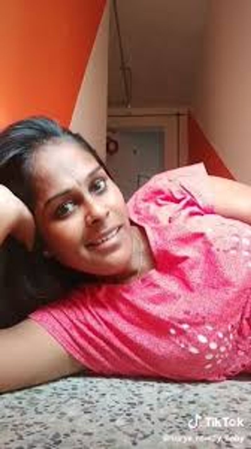 இந்த நிலையில் திடீரென இன்று காலை ரெளடிபேபி சூர்யா தனது தனது வீட்டில் தூக்கில் தொங்கி தற்கொலை செய்ய முயன்றதாகவும் அவரை அக்கம் பக்கத்தில் இருந்தவர்கள் காப்பாற்றி, மருத்துவமனையில் அனுமதித்துள்ளனர்.