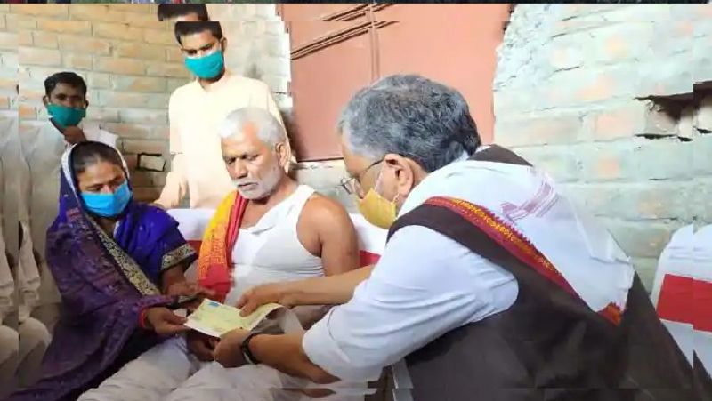 डिप्टी सीएम सुशील कुमार मोदी इसके पहले वैशाली जिले के जंदाहा के चक फतेह गांव स्थित शहीद सैनिक जय किशोर सिंह के घर पहंचे। शहीद जय सिंह के परिजनों को बिहार सरकार की ओर से 36 लाख रुपये का चेक प्रदान किया। 