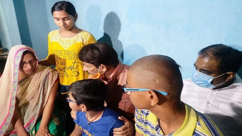 बीजेपी सांसद मनोज तिवारी ने कहा कि चीन की अब खैर नहीं। प्रधानमंत्री नरेंद्र मोदी ने इस बात के संकेत दे दिए हैं और सेना को पूरी छूट मिल गई है। अब चीन संभल जाये, वरना हमारे जवान उसको मुंह तोड़ जवाब देने को तैयार हैं। चीन की दोहरी नीति अब भारत बर्दाश्त नहीं करेगा।
