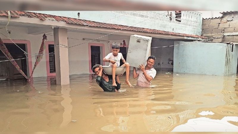 तस्वीर देखकर आप आंदाजा लगा सकते हैं कि बारिश कच्छ जिले में किस तरह से कहर बरपा रही है। लोग अपनी जरुरत का सामान और बच्चों को घरों से बाहर निकाल रहे हैं।