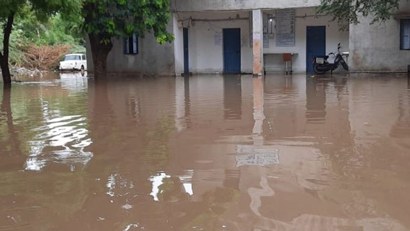जिले के कई सरकारी विभाग के अधिकारियों के क्वार्टर में पानी घुस गया।
