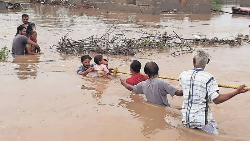 बता दें कि तेज बारिश होने से अतिवृष्टि जैसे हालात बन गए। शहर के शहर के रुक्मावती में बाढ़ आ गई। लोगों को सुरक्षित स्थानों पर पहुंचाया गया है। रविवार -सोमवार को मांडवी में 10 घंटों के दौरान 10 इंच बारिश हुई थी। वहीं कच्छ के भुज, अबडासा, मुंद्रा, गांधीधाम जैसे इलाके भी जलमग्न हो गए।