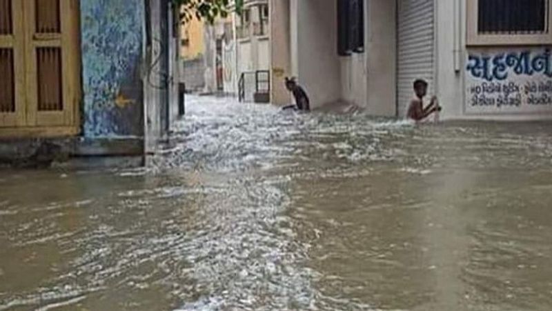 मांडवी शहर की सड़कों पर इतना पानी भर गया है कि वह नदियां जैसी दिखाई देने लगी हैं।
