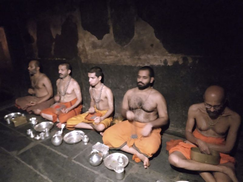 ನಂತರ ಪರ್ಯಾಯ ಶ್ರೀಗಳು, ಪಲಿಮಾರು ಮಠದ ಹಿರಿಯ ಶ್ರೀಗಳಾದ ಶ್ರೀವಿದ್ಯಾಧೀಶ ತೀರ್ಥ ಸ್ವಾಮೀಜಿ, ಕಿರಿಯ ಶ್ರೀವಿದ್ಯಾರಾಜೇಶ್ವರ ತೀರ್ಥ ಸ್ವಾಮೀಜಿ, ಕೃಷ್ಣಾಪುರ ಮಠದ ಶ್ರೀವಿದ್ಯಾಸಾಗರ ತೀರ್ಥ ಸ್ವಾಮೀಜಿ, ಕಾಣಿಯೂರು ಮಠದ ಶ್ರೀವಿದ್ಯಾವಲ್ಲಭ ತೀರ್ಥ ಸ್ವಾಮೀಜಿ ಮತ್ತು ಸೋದೆ ಮಠದ ಶ್ರೀವಿಶ್ವವಲ್ಲಭ ತೀರ್ಥ ಸ್ವಾಮೀಜಿ ಅವರು ಕೃಷ್ಣಮಠದಲ್ಲಿ ಜೊತೆಯಾಗಿ ಜಪತರ್ಪಣಾದಿಗಳನ್ನು ನೆರವೇರಿಸಿದರು.