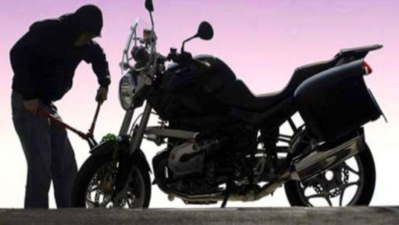 ranchi notorious thief sikandar giddi arrested at airport police kpr