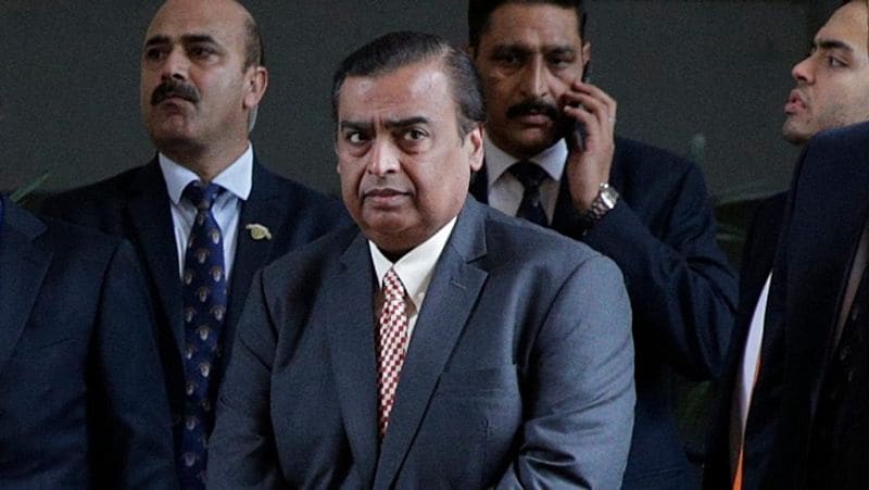 लक्ष्य से पहले कर्जमुक्त हुई कंपनी
मुकेश अंबानी ने मार्च, 2021 तक रिलायंस इंडस्ट्रीज को पूरी तरह कर्जमुक्त कंपनी बनाने का लक्ष्य रखा था, लेकिन तेजी से बढ़े निवेश और कंपनी के शेयर के भाव में रिकॉर्ड उछाल से कंपनी पहले ही कर्जमुक्त हो गई। इसे मुकेश अंबानी की बहुत बड़ी सफलता माना जा रहा है।