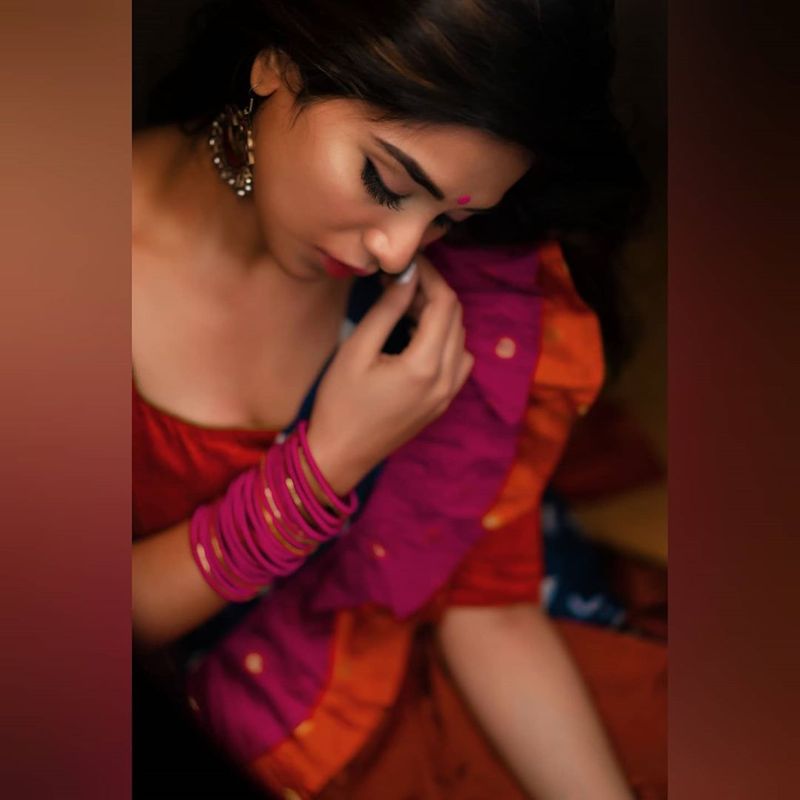 இதை தொடர்ந்து லாக் டவுன் ஓய்வை ஹாட்டாக்கும் விதத்தில் கவர்ச்சி கிளுகிளுப்பு மூட்டியுள்ளார் இந்துஜா 