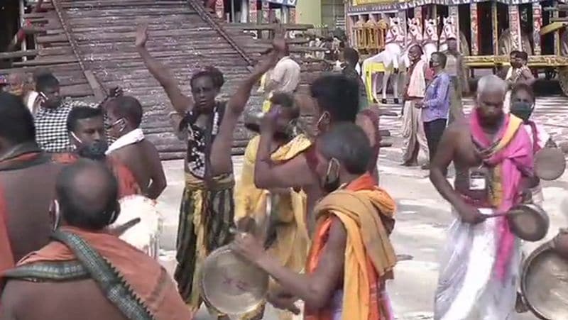 इसके बाद फैसला मंदिर के पक्ष में आया है और पुरी शहर में उत्साह की लहर दौड़ गई। सुप्रीम कोर्ट का फैसला आते ही सेवकों ने रथशाला में खड़े रथों को खींचकर मंदिर के सामने ला खड़ा किया।
