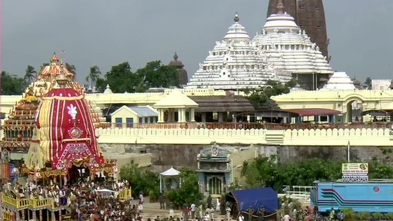 जगन्नाथ रथ यात्रा की सोशल मीडिया पर कुछ फोटोज सामने आई है। इसमें रथ पर सवार भगवान जगन्नाथ अपने भाई बलभद्र और बहन सुभद्रा के साथ अपनी मौसी के घर मुख्य मंदिर से ढाई किमी दूर गुंडिचा मंदिर जाते दिख रहे हैं। यहां सात दिन रुकने के बाद आठवें दिन फिर मुख्य मंदिर पहुंच रहे हैं। 