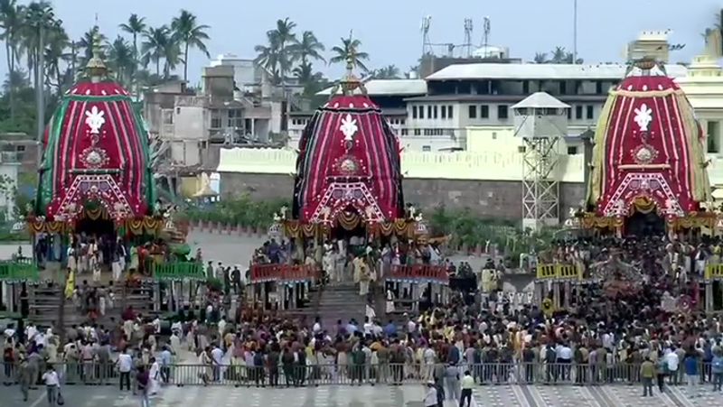 कुल नौ दिन का उत्सव पुरी शहर में होता है। मंदिर समिति पहले ही तय कर चुकी थी कि पूरे उत्सव के दौरान आम लोगों को इन दोनों ही मंदिरों से दूर रखा जाएगा। पुरी में लॉकडाउन हटने के बाद भी धारा 144 लागू रहेगी। 