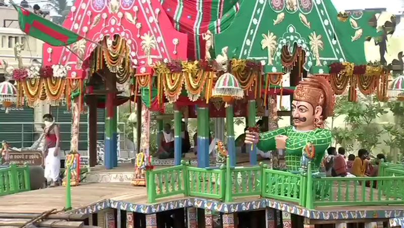 भगवान जगन्नाथ के लिए जगन्नाथ मंदिर में 752 चूल्हों पर खाना बनता है। इसे दुनिया की सबसे बड़ी रसोई का दर्जा हासिल है। रथयात्रा के नौ दिन यहां के चूल्हे ठंडे हो जाते हैं।
