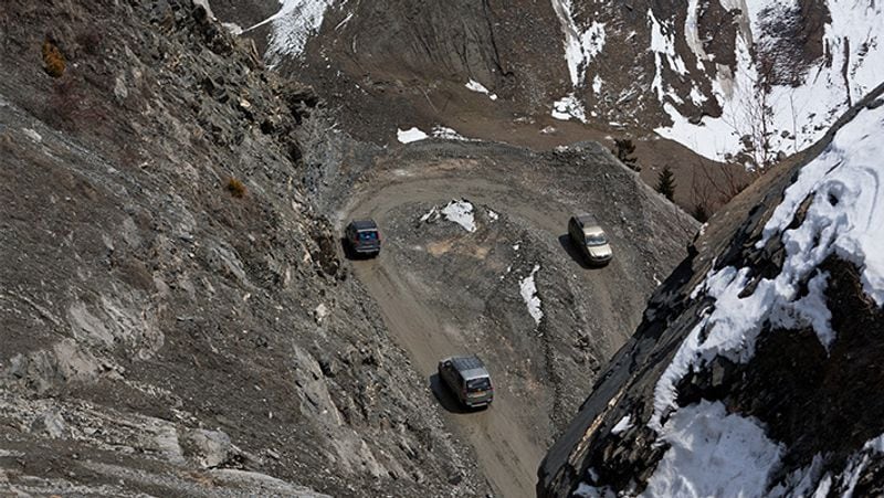 इस रास्ते को देखकर अंदाजा लगा सकते हैं कि भारतीय सेना को बॉर्डर तक पहुंचने कितने जोखिम उठाने पड़ते हैं।