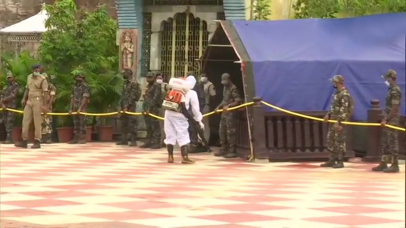 স্বাস্থ্য সংক্রান্ত কেন্দ্রের নির্দেশিকা মেনে পুরো আয়োজন হয়েছে। রথযাত্রার সময়ে পুরীতে কার্ফু জারি রয়েছে। সড়ক, রেল, বিমান চলাতল বন্ধের নির্দেশ দিয়েছে সুপ্রিম কোর্ট। রথযাত্রাকে কেন্দ্র করে বুধবার দুপুর ২টো পর্যন্ত পুরী শহরে শাটডাউন রাখা হয়েছে। বেরোনো যাবে না বাড়ি, হোটেল থেকে।