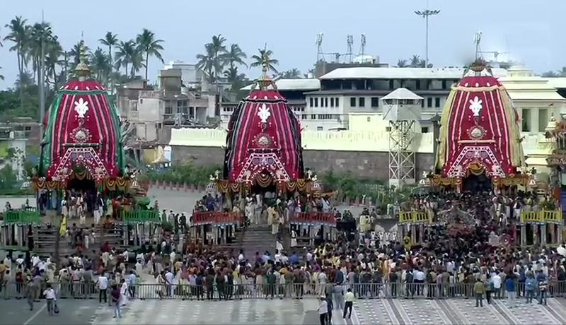 রথ টানবেন মন্দিরের দেড় হাজার সেবায়েত। সরকারি ভাবে যদিও ১২০০ সেবায়েতের কথাই বলা হচ্ছে। রথের রশি টানার আগে সেবায়েতদের কোভিড পরীক্ষায় উত্তীর্ণ হতে হচ্ছে। রথ টানার সময়ে মুখে মাস্ক বাধ্যতামূলক। স্যানিটাইজার ব্যবহার করার দিকেও রয়েছে কড়া নজরদারি।