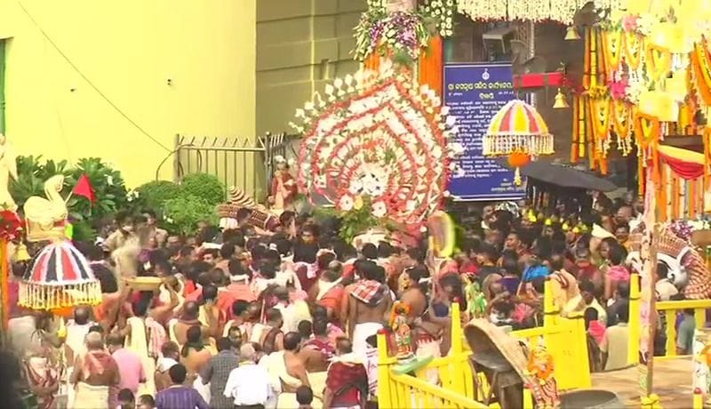 মন্দির থেকে শোভাযাত্রা করে জগন্নাথ-বলরাম-সুভদ্রাকে রথে নিয়ে আসাকে স্থানীয় ভাষায় পহন্ডি বলে৷ পহণ্ডির পর তিন বিগ্রহকে রথে তোলা হয়।