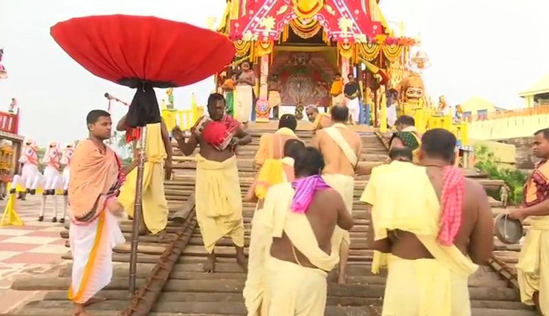 সুপ্রিম ছাড়পত্র মিলতেই জগন্নাথ দেবের পুজো আচারের রীতিনীতি চূড়ান্ত করতে সোমবার দুপুর থেকেই দফায় দফায় বৈঠক করে মন্দির কমিটি।