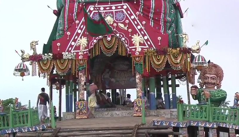 সকাল রথে ওঠেন মহাপ্রভু। তারপর পুরীর রাজা এসে সোনায় ঝাটায় ঝাড়ু দেন।