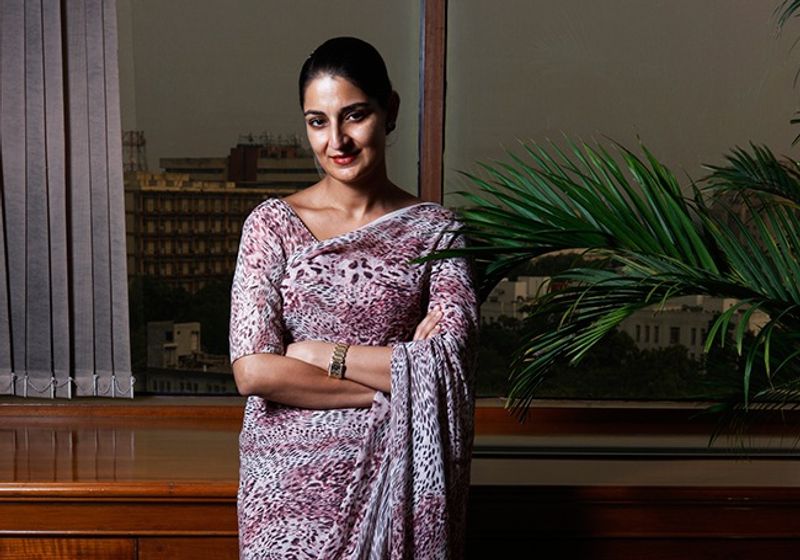 
ரியல் எஸ்டேட் அதிபரான கே.பி. சிங்கின் மகள், பியா சிங் தனது தந்தையின் நிறுவனத்தில் 400 மில்லியன் டாலர் பங்குகளை வைத்திருக்கிறார். இது தவிர, டி.எல்.எஃப் பொழுதுபோக்கு முயற்சி மற்றும் டி.டி சினிமாவுடன் முழுநேர இயக்குநராக உள்ளார்.