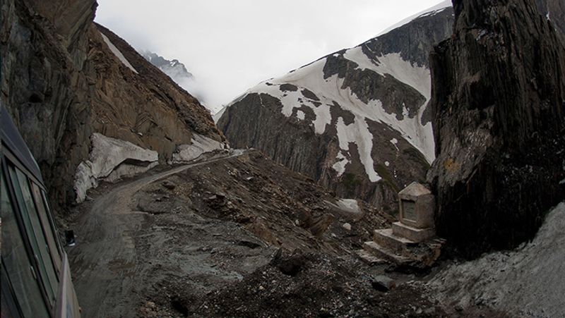 ऐसे रास्तों से गुजरना बेहद जोखिमपूर्ण होता है।