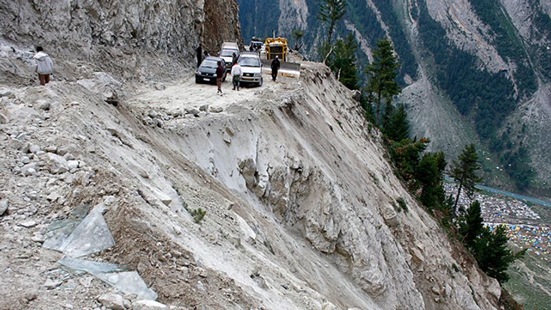 अकसर भूस्खलन से रास्ते बंद हो जाते हैं।