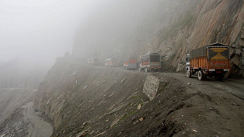 देखिए कैस धुंध के बीच से रास्ता तलाशना पड़ता है।