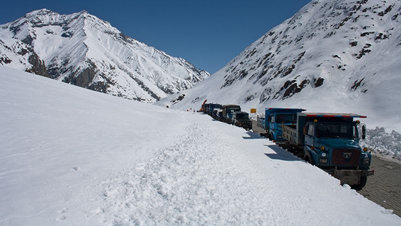 बर्फीले रास्तों से गुजरना पड़ता है।