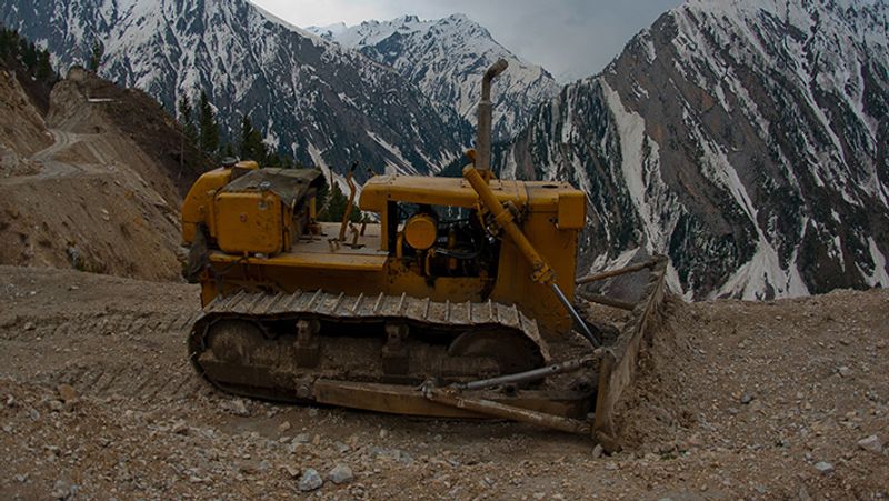 भूस्खलन से यह दुर्गम रास्ता अकसर बंद हो जाता है।
