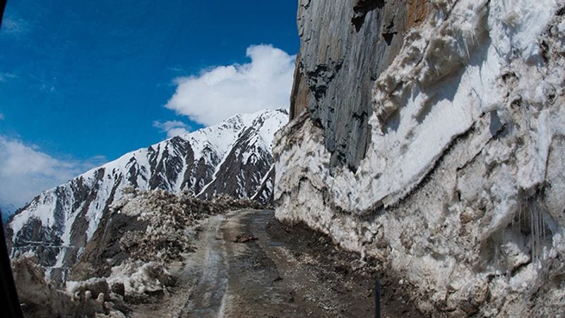 इस तरह के रास्ते हैं यहां।