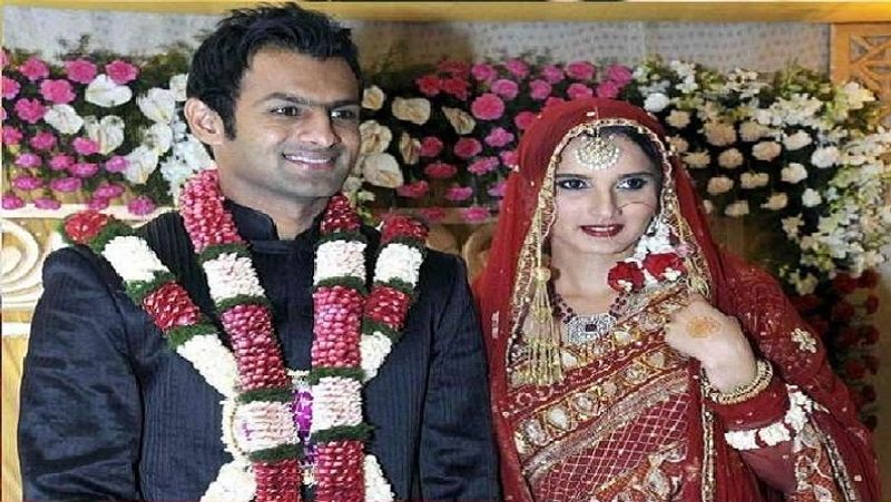 शोएब मलिक ने कहा है कि यदि आप किसी से प्यार करते हैं और उस व्यक्ति से शादी कर लेते हैं, जो उस सभी मामलों में होना चाहिए, भले ही आप किस देश से आते हैं। एक व्यापक बिंदु पर मेरे कई दोस्त हैं जो भारतीय हैं और मुझे दोनों देशों के बीच संबंधों के कारण कुछ भी नहीं मिला है। मैं एक क्रिकेटर हूं, न कि राजनीतिज्ञ।
