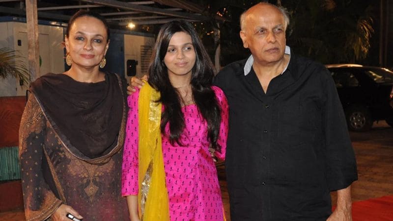 महेश भट्ट और सोनी राजदान की बेटी शाहीन भट्ट पर्दे के पीछे काम संभालती है। शाहीन ने एक्टिंग के बजाए बैक स्टेज कंट्रोल करने का जिम्मा लिया। उन्होंने सन ऑफ सरदार फिल्म में को-राइटर का काम भी किया है। उन्होंने लंदन में फिल्म मेकिंग की पढ़ाई की है।