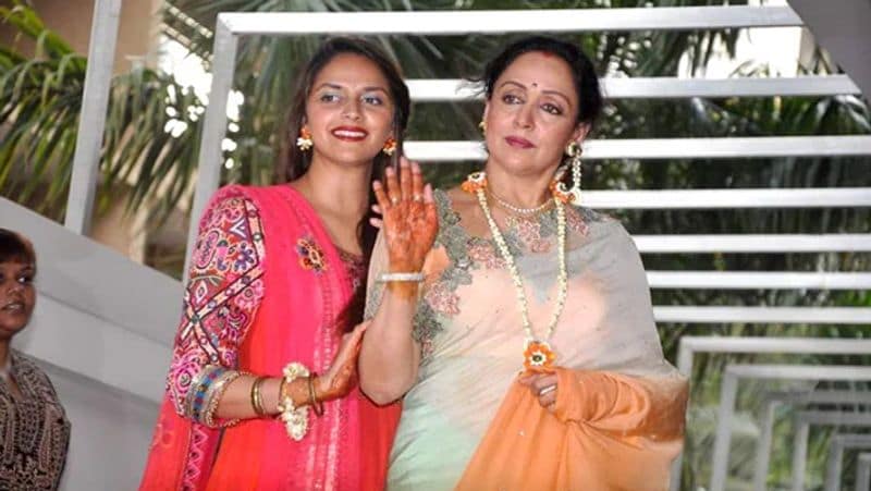 धर्मेंद्र और हेमा मालिनी की बेटी अहाना देओल भी जानी-मानी हस्ती हैं। उन्होंने एक्टिंग में ना होने के बावजूद काफी पॉपुलैरिटी हासिल की है। वे प्रोफेशनल ओडिसी डांसर हैं। 