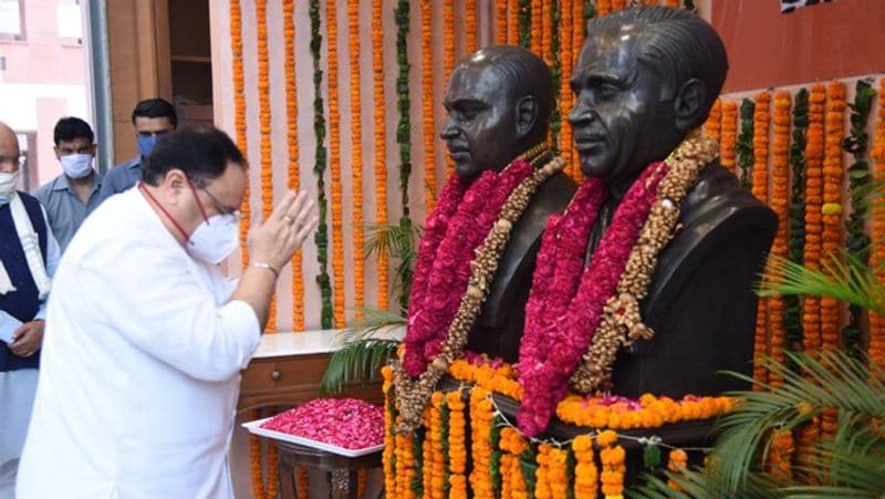 डॉ. श्यामा प्रसाद मुखर्जी की पुण्यतिथि पर प्रधानमंत्री नरेंद्र मोदी और रक्षा मंत्री राजनाथ सिंह समेत कई नेताओं ने उन्हें याद करते हुए ट्वीट किया है। पीएम मोदी ने अपने ट्वीट में कहा, 'मां भारती के महान सपूत डॉ. श्यामा प्रसाद मुखर्जी को उनकी पुण्यतिथि पर शत-शत नमन।'