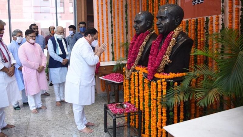 वहीं, रक्षा मंत्री राजनाथ सिंह ने भी श्यामा प्रसाद मुखर्जी के बलिदान को याद किया है। उन्होंने अपने ट्वीट में कहा, 'मैं डॉ.श्यामा प्रसाद मुखर्जी को उनकी पुण्यतिथि पर नमन करता हूं। हम अपने राष्ट्र के लिए उनके असाधारण योगदान और सेवा से प्रेरित हैं।'