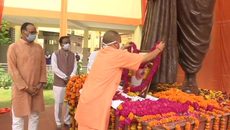 यूपी के सीएम योगी आदित्यनाथ ने भी श्यामा प्रसाद मुखर्जी की पुण्यतिथि पर पुष्प अर्पित किया। इसके साथ ही उन्होंने सिविल अस्पताल का भी जायजा लिया।
