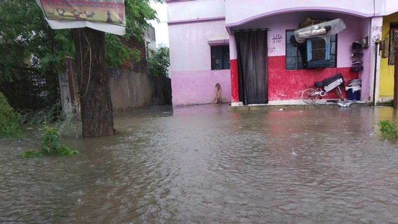दरअसल. पिछले 48 घंटे से जारी बारिश ने कई इलाकों को पानी-पानी कर दिया है। सड़कें अब नदियों की तरह दिखने लगी हैं। तेज हवा से पेड़ टूट कर गिर गए हैं और सारे नदी-नाले उफान पर हैं। बता दें कि राज्य के रायपुर, बिलासपुर, भिलाई, धमतरी, कवर्धा, दंतेवाड़ा के निचले इलाके डब गए हैं। प्रशासन ने रेस्कयू ऑपरेशन शुरू कर दिया है। जहां पानी में फंसे लोगों को बाहर निकाला जा रहा है।
