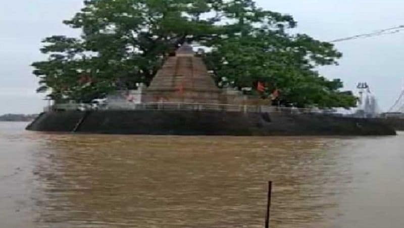 यह तस्वीर राजिम इलाके की है, जहां तेज बारिश हो रही है। यहां त्रिवेणी संगम का जलस्तर बढ़ गया है। जिसके चलते कुलेश्वर महादेव मंदिर का चबूतार 15 तक डूब चुका है।