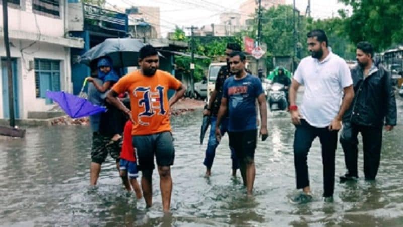 यह तस्वीर राजधानी रायपुर की है, जहां लोग जब घरों से निकले तो उनको सड़कों पर नदी का नजारा देखने को मिला।