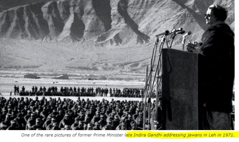 फैक्ट चेक
वायरल तस्वीर के साथ किया जा रहा दावा भ्रामक है। यह तस्वीर 1971 में “प्रेस ट्रस्ट ऑफ इंडिया” (पीटीआई) ने प्रकाशित की थी। इंदिरा गांधी लेह में सैनिकों को संबोधित कर रही थीं, जो कि गलवान घाटी से करीब 220 किलोमीटर दूर है। रिवर्स इमेज सर्च की मदद से हमने पाया कि यह तस्वीर वेबसाइट “art-sheep.com ” पर इंदिरा गांधी पर लिखे गए एक लेख के साथ छपी थी। वेबसाइट पर इस तस्वीर के साथ कैप्शन में लिखा है, “1971 में लेह में जवानों को संबोधित करते हुए पूर्व प्रधानमंत्री इंदिरा गांधी की एक दुर्लभ तस्वीर।”
हमने इस तस्वीर के असली स्रोत के लिए सर्च किया और पाया कि यह तस्वीर पीटीआई के आर्काइव सेक्शन में मौजूद है। पीटीआई के मुताबिक, यह तस्वीर 1971 में लेह में खींची गई थी। समाचार एजेंसी ने इस तस्वीर का श्रेय DPR (डिफेंस) को दिया है।
