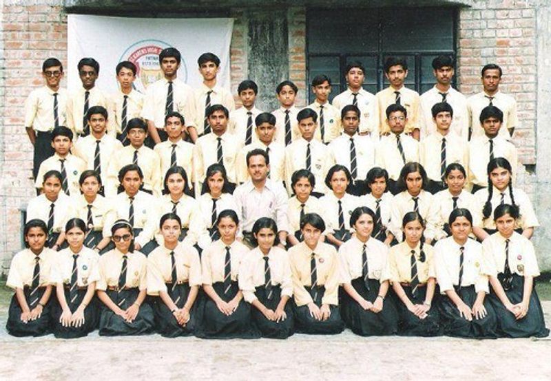 பள்ளிக்கூடத்தில் அனைவரும் சேர்ந்து எடுத்த அரிய புகைப்படம் 