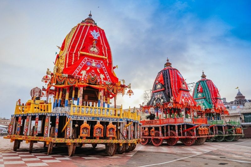 সোমবার সকাল ৭টায় মন্দির থেকে বাইরে আনা হবে মহাপ্রভুকে। বলরাম ও সুভদ্রাকে নিয়ে রথে অধিষ্ঠিত হবেন জগন্নাথ দেব। রথের সামনে সোনার ঝাঁটা দিয়ে ঝাঁট দেওয়ার পর বেলা ১২টা নাগাদ টান পড়বে জগন্নাথদেবের রথের রশিতে। পুরীর মন্দির ছেড়ে গুণ্ডিচার বাড়ি যাবেন তাঁরা। সেটি জগন্নাথ দেবের ‘মাসির বাড়ি’নামে পরিচিত। সাত দিন সেখানে থাকার পর আবার নিজের মন্দিরে ফিরে আসবেন। রথে চড়ে এই মাসির বাড়ি যাওয়াকে সোজা রথ আর মাসির বাড়ি থেকে ফিরে আসা উল্টোরথ নামে প্রচলিত। 